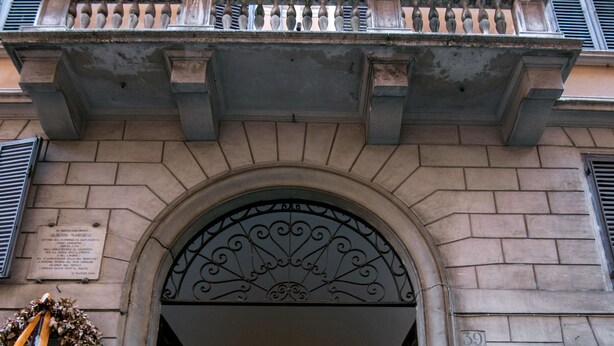 An arched entrance to a building with a sign indicating a no parking zone. - Assunta Domus (Rome)