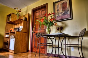 Luxury Suite, 2 Bedrooms, Jetted Tub, Mountain View | Minibar - Motel Le JoliBourg (Saint-Sauveur)