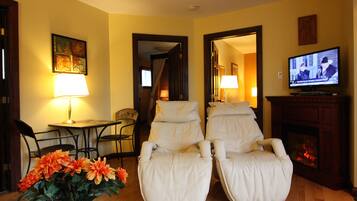 Luxury Suite, 2 Bedrooms, Jetted Tub, Mountain View | Living room | LED TV, fireplace