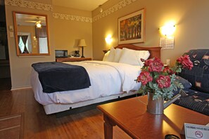 Habitación clásica, 1 cama de matrimonio grande, chimenea, vistas a la montaña | Café o cafetera