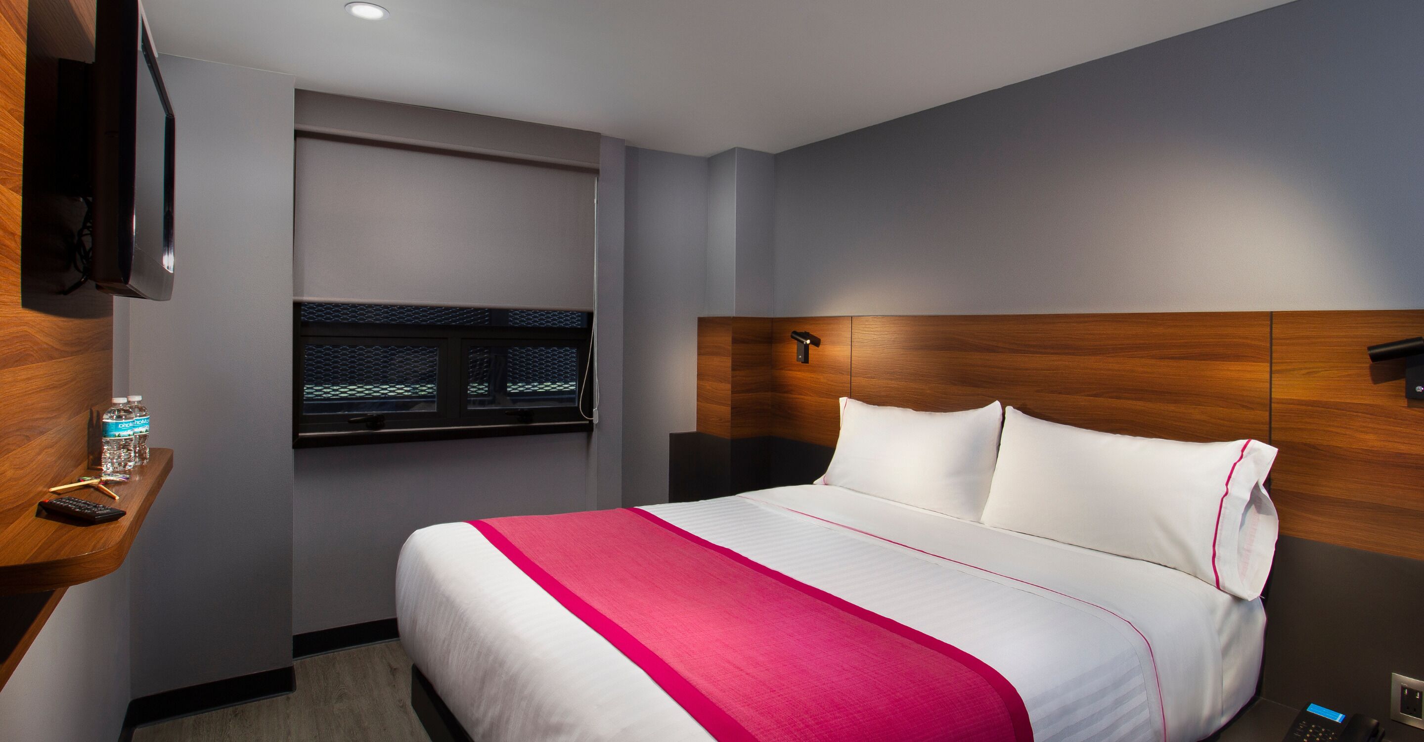 standard room, 1 queen bed | in-room safe, desk, iron/ironing board, free wifi