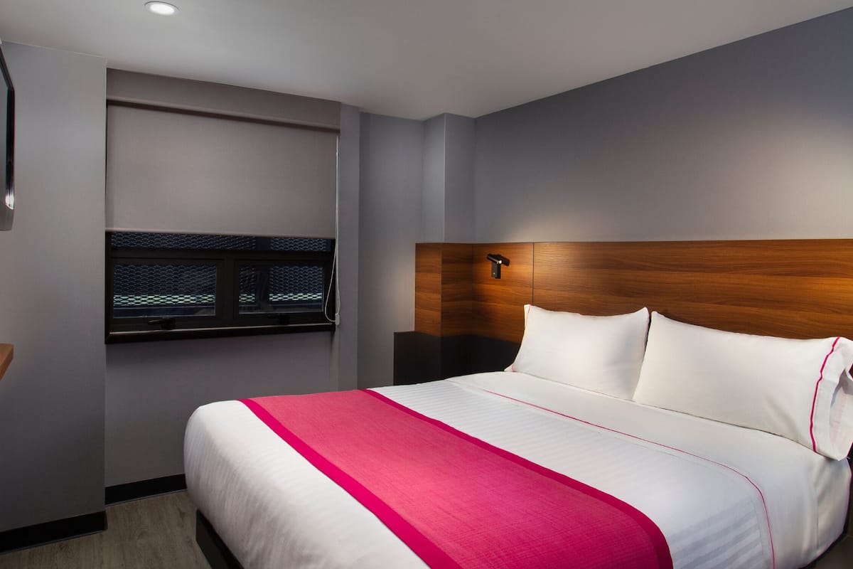 standard room, 1 queen bed | in-room safe, desk, iron/ironing board, free wifi