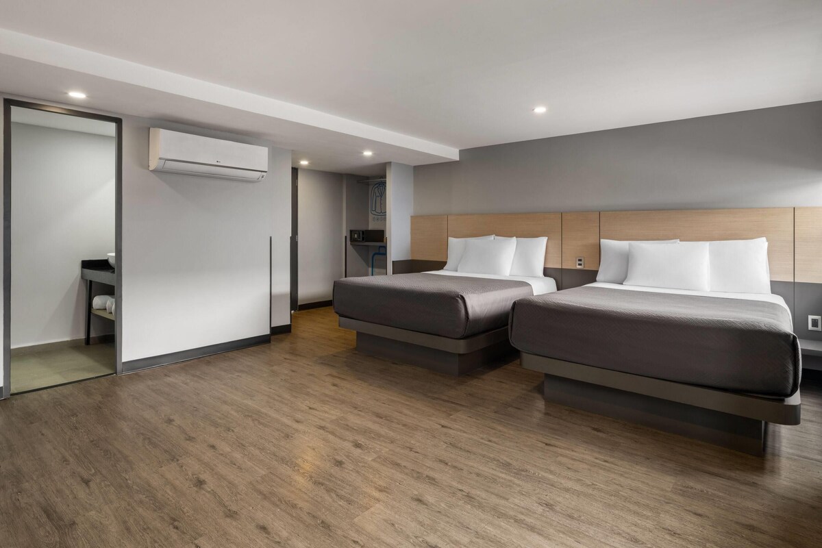 Habitación, 2 camas Queen size, para no fumadores | Caja de seguridad en la habitación y escritorio 