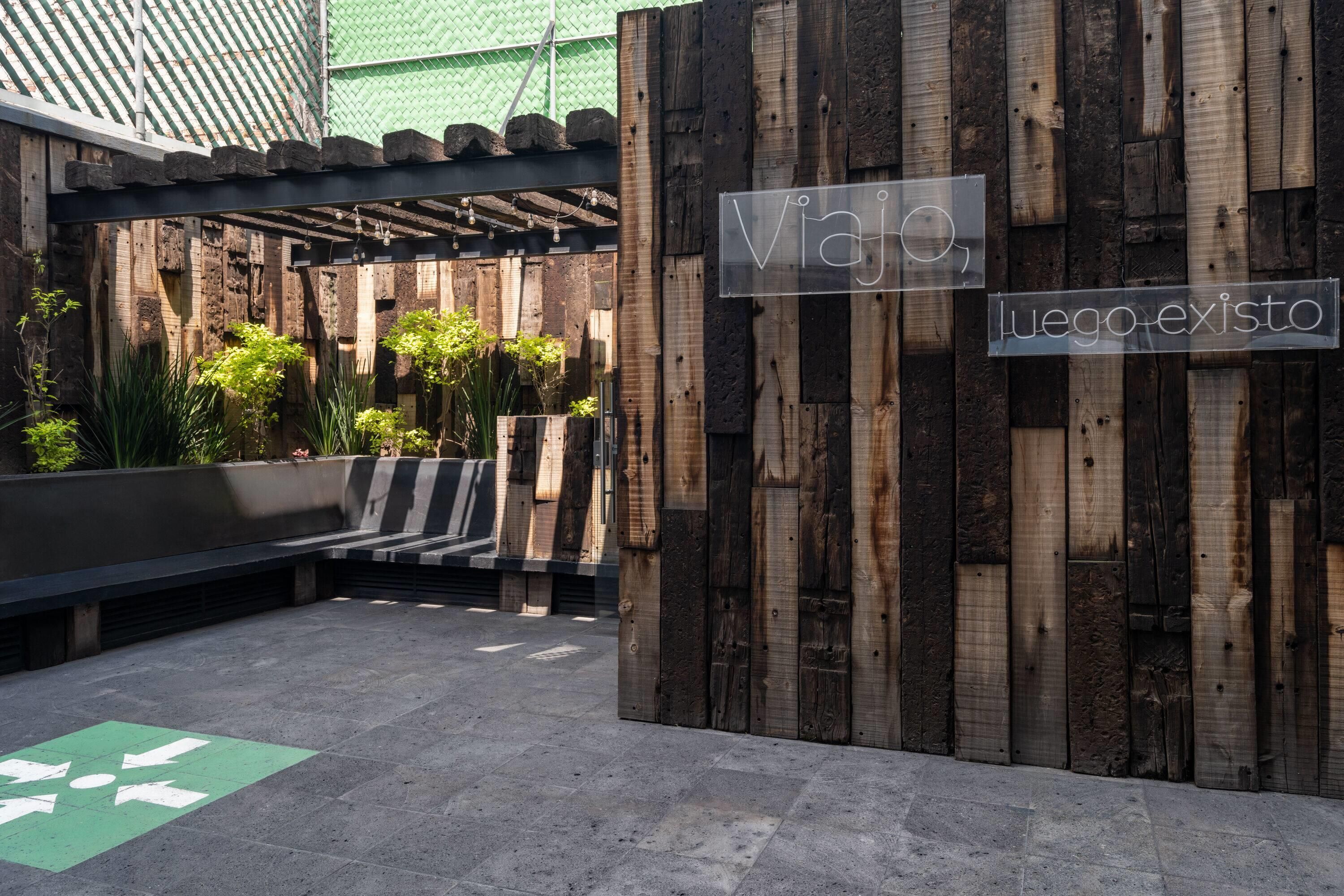 A wooden wall with a sign that reads 'Vago juego existente.'