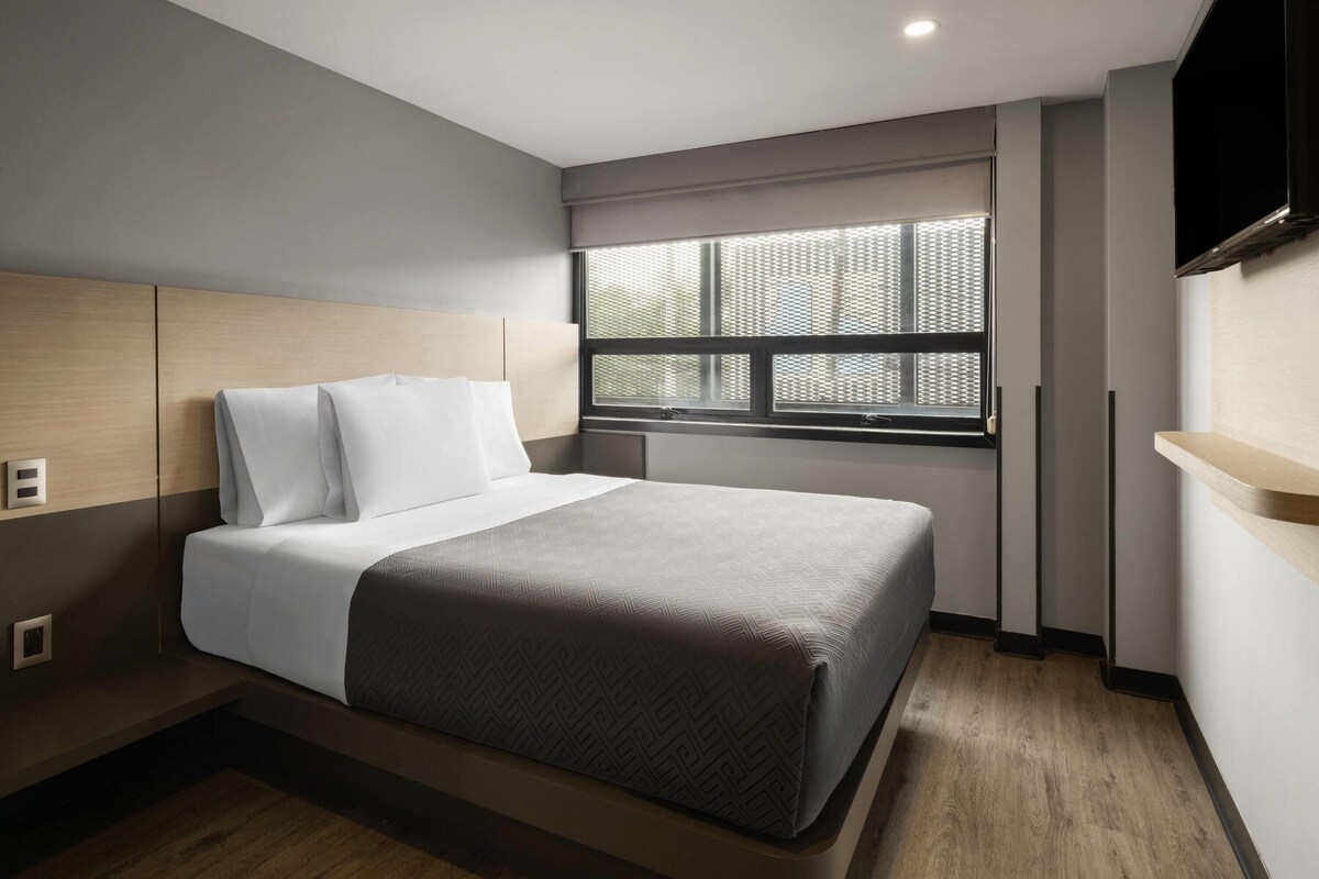 Habitación, 1 cama Queen size, para no fumadores | Caja de seguridad en la habitación y escritorio 
