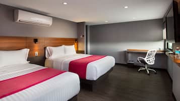 Habitación doble, 2 camas Queen size | Caja de seguridad en la habitación y escritorio