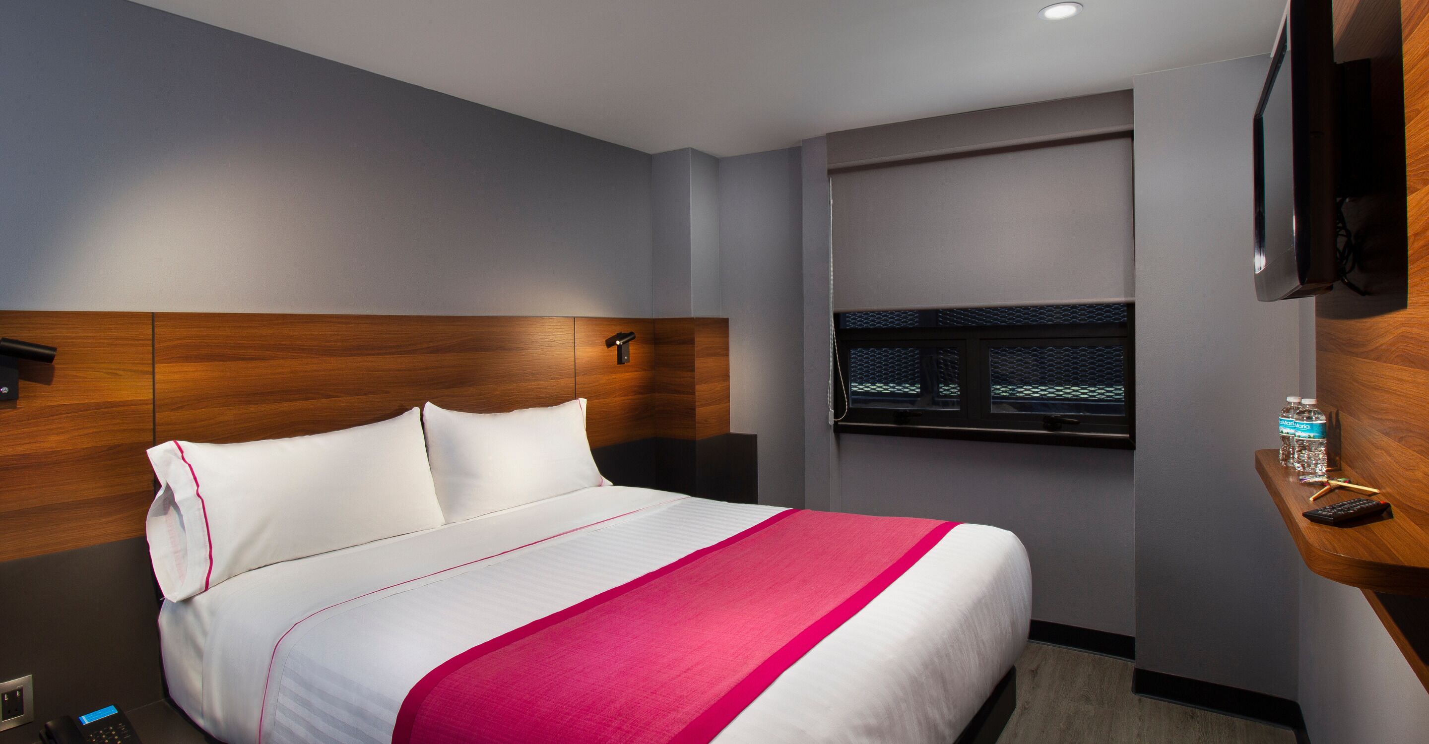 standard room, 1 queen bed | in-room safe, desk, iron/ironing board, free wifi