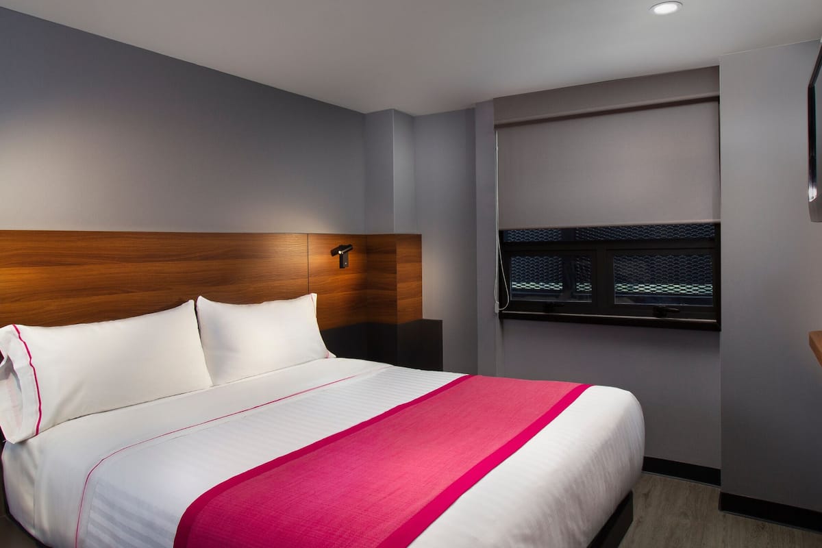 standard room, 1 queen bed | in-room safe, desk, iron/ironing board, free wifi