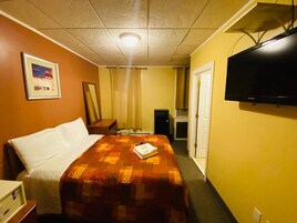 Standard Room, 1 Queen Bed, Non Smoking | In-room safe, desk, laptop workspace, free WiFi