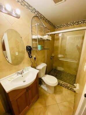 Deluxe Kitchen Suite, 2 Queen Beds, Private Bathroom | Bathroom | Combined shower/tub, free toiletries, hair dryer, towels - Haiban Inn (Jersey City)