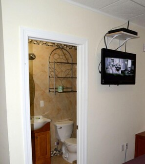 Room, 1 Queen Bed | In-room safe, desk, laptop workspace, free WiFi - Haiban Inn (Jersey City)