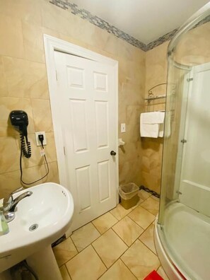 Combined shower/tub, free toiletries, hair dryer, towels - Haiban Inn (Jersey City)