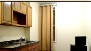 Fridge, microwave - Haiban Inn (Jersey City)