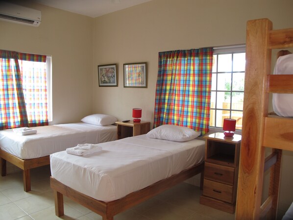 Habitación cuádruple, baño privado | Wifi gratis y ropa de cama 