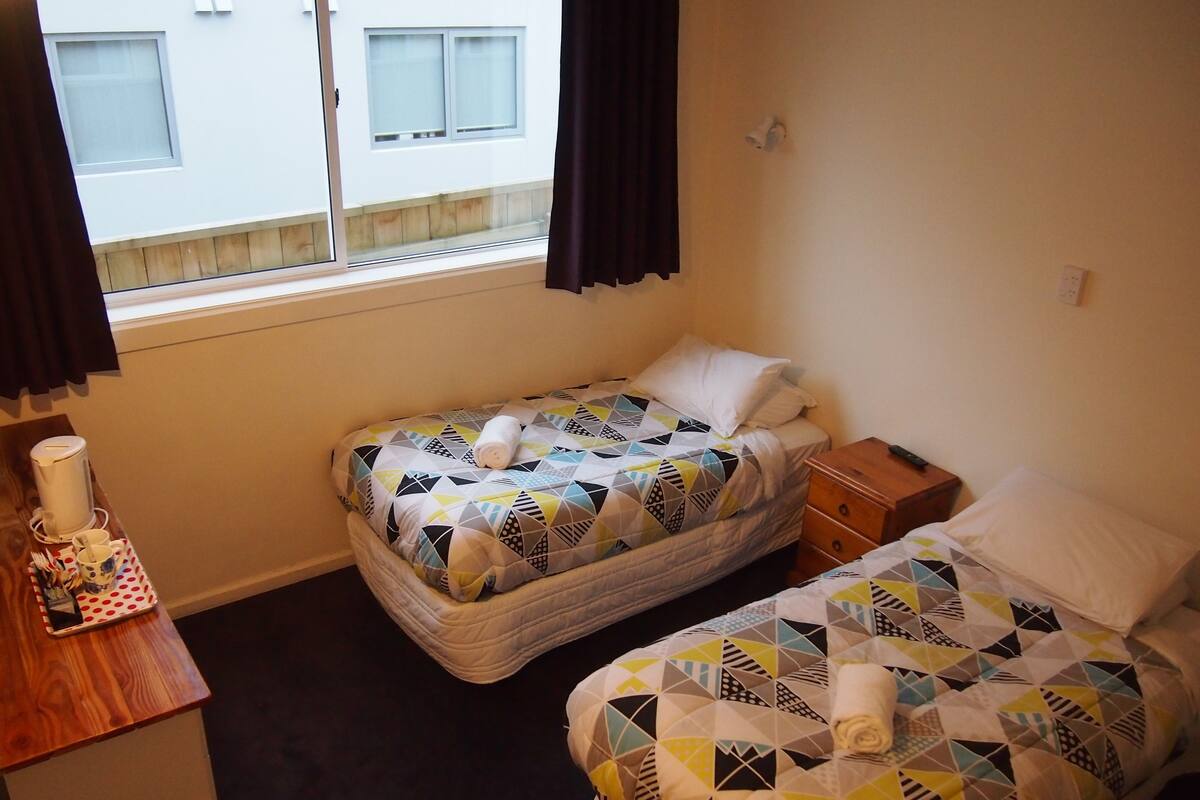 Twin Room, Ensuite | Individually decorated, individually furnished, free WiFi, bed sheets