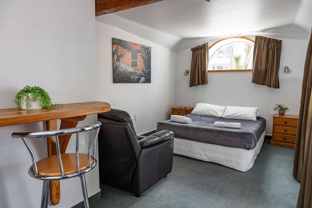 Deluxe Studio, 1 Queen Bed | Individually decorated, individually furnished, free WiFi, bed sheets