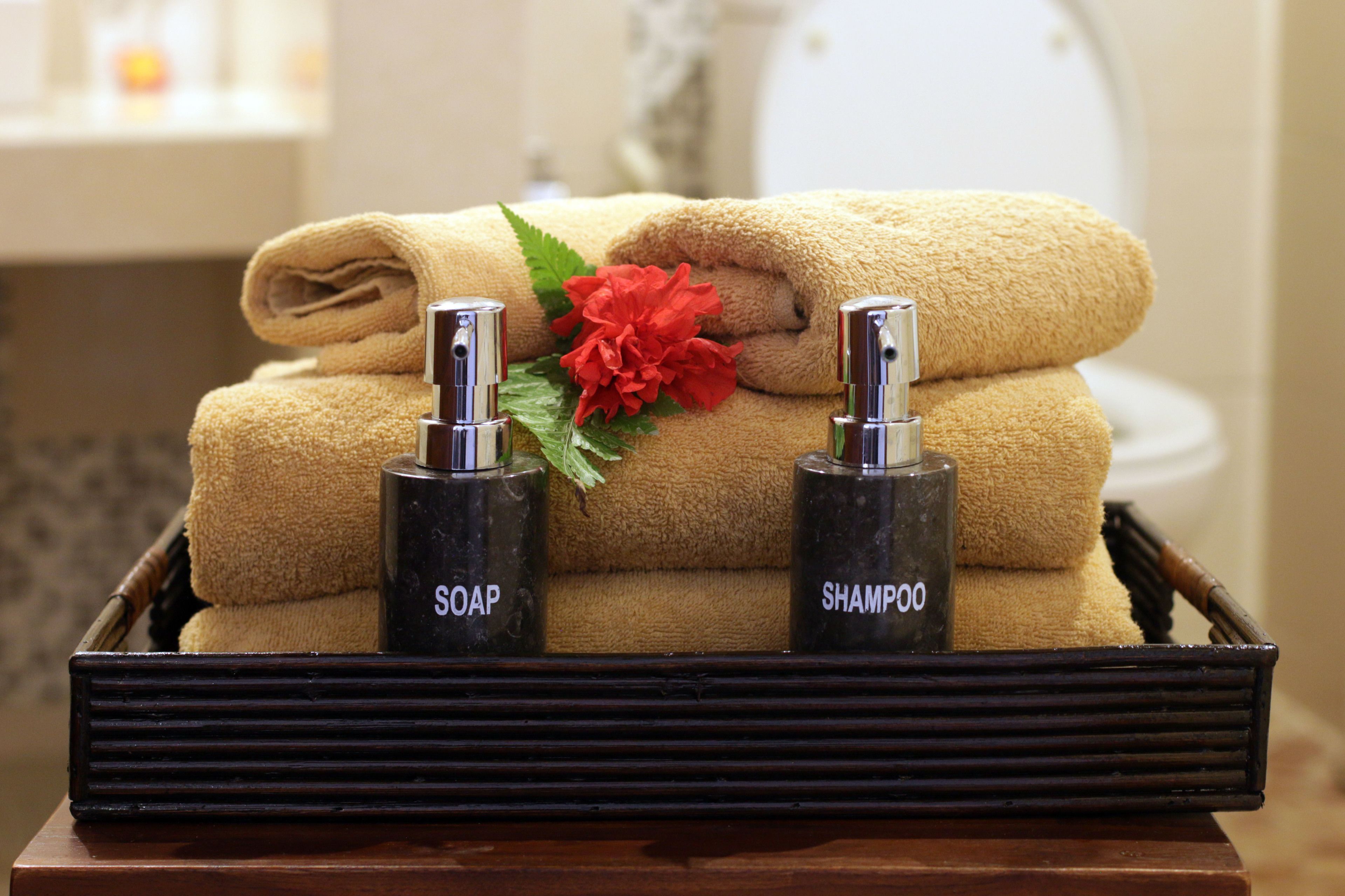 standard room | bathroom amenities | hair dryer, towels, shampoo