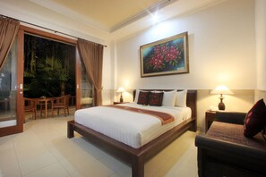 Habitación Deluxe doble | Caja fuerte, camas supletorias, wifi gratis y ropa de cama