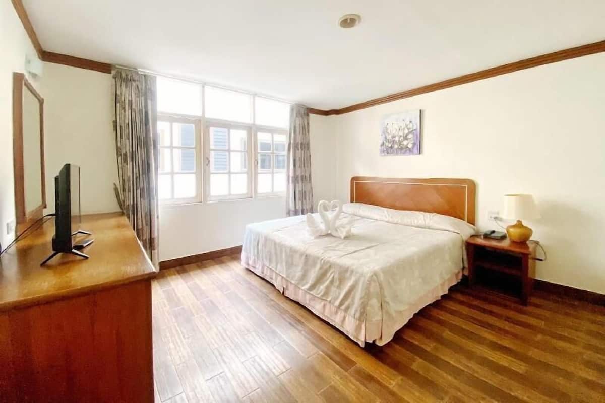 In-room safe, desk, free WiFi