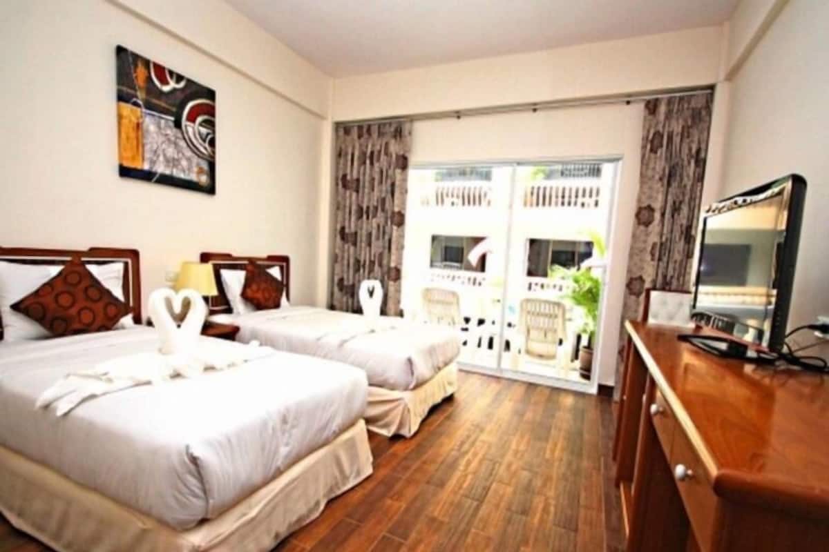 In-room safe, desk, free WiFi