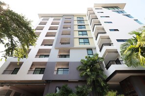 Un edificio a più piani con balconi, ampie finestre e un design architettonico moderno.