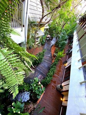 ทีวี 32 นิ้ว พร้อมช่องดาวเทียม, แท่นต่อ iPod