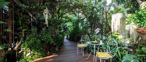 32-Zoll-Fernseher mit Satellitenempfang, iPod-Dockingstation