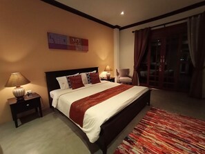 Deluxe Room, 1 King Bed | Premium bedding, minibar, in-room safe, desk