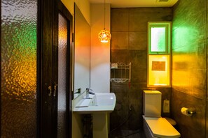 Shower, rainfall showerhead, designer toiletries, hair dryer - The Twenty Lodge (Chiang Mai)