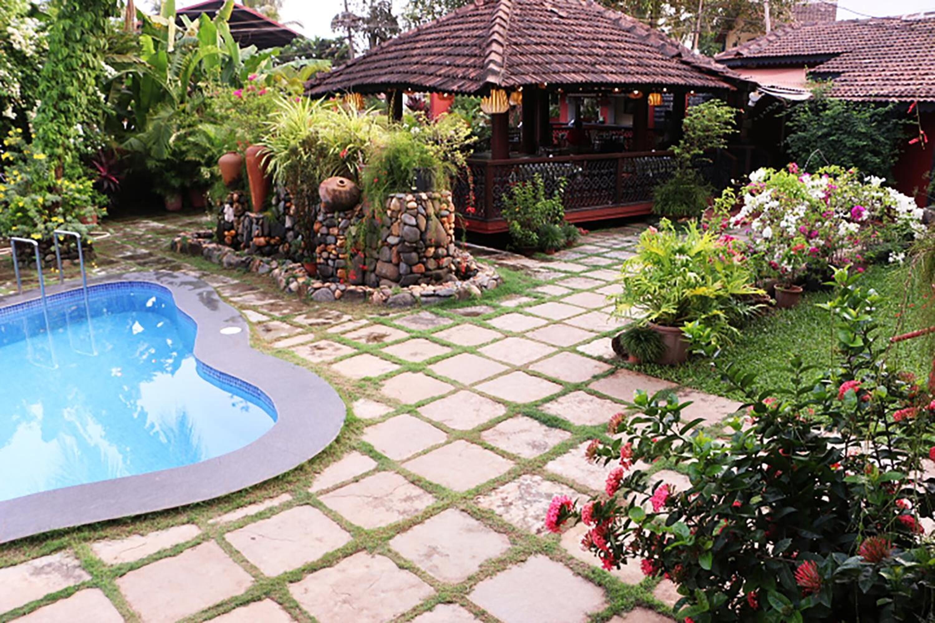 outdoor pool, open 8:00 am to 6:00 pm, pool umbrellas, pool loungers