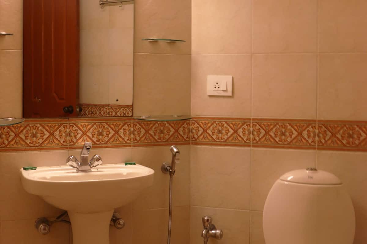 deluxe twin room, 2 single beds, non smoking, pool view | bathroom | shower, hair dryer, towels