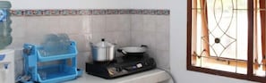 Private kitchen - De Nuansa Dago Villa by HouseinBandung (Bandung)