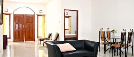 Coin salon dans le hall