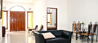 De Nuansa Dago Villa by HouseinBandung