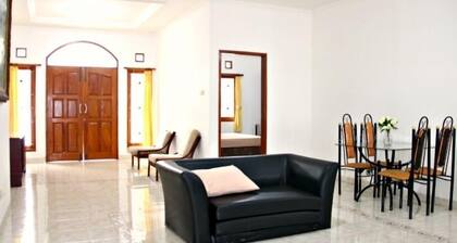 De Nuansa Dago Villa by HouseinBandung