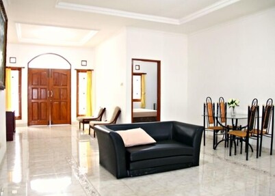 De Nuansa Dago Villa by HouseinBandung