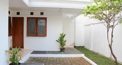 De Nuansa Dago Villa by HouseinBandung