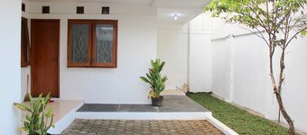 De Nuansa Dago Villa by HouseinBandung