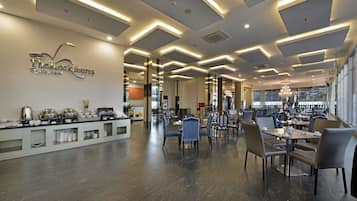 Päivittäinen buffetaamiainen (120000 IDR per henkilö)