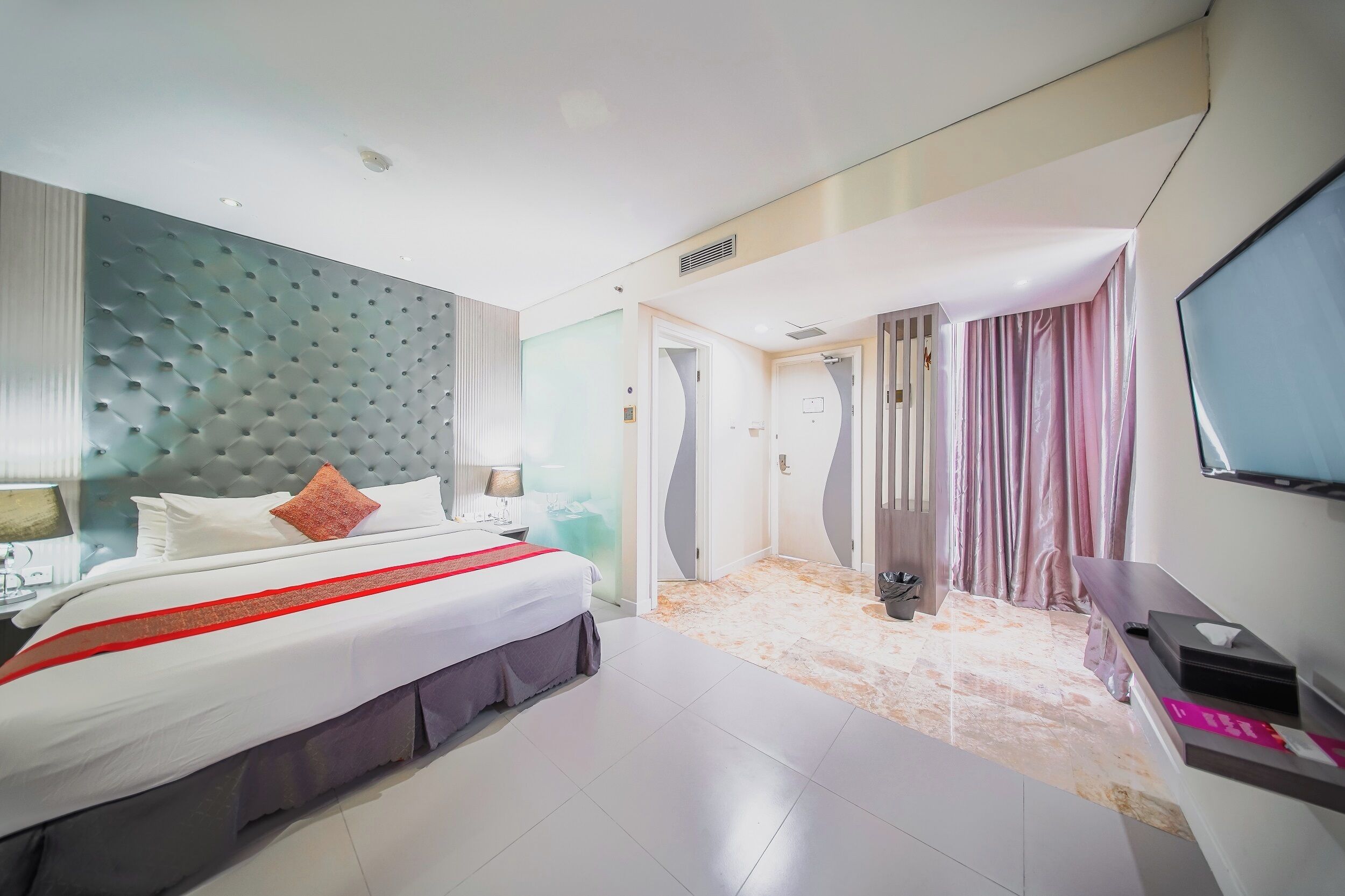 Grand Deluxe King with Breakfast | Premium bedding, in-room safe, desk, WiFi (free)