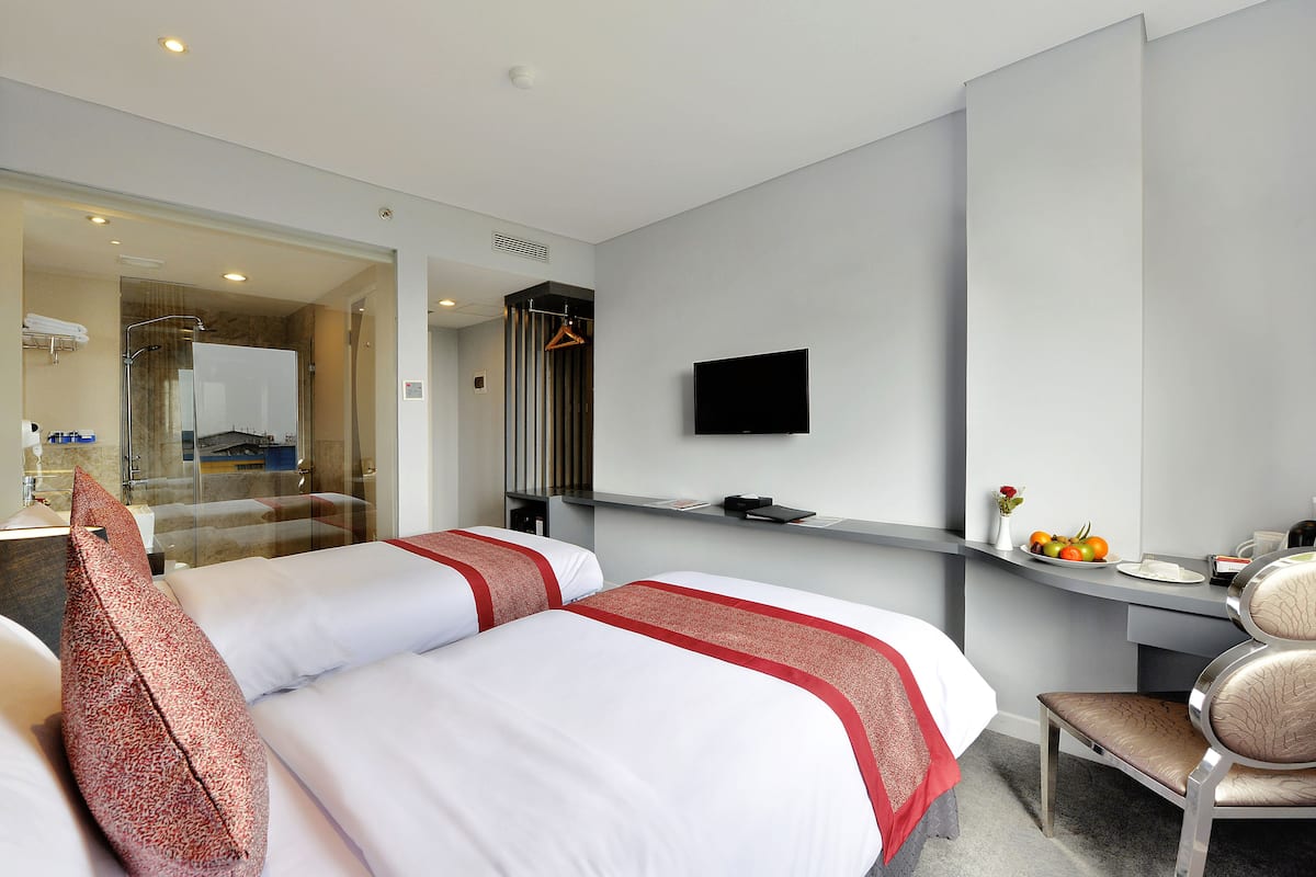 Premium bedding, in-room safe, desk, blackout curtains
