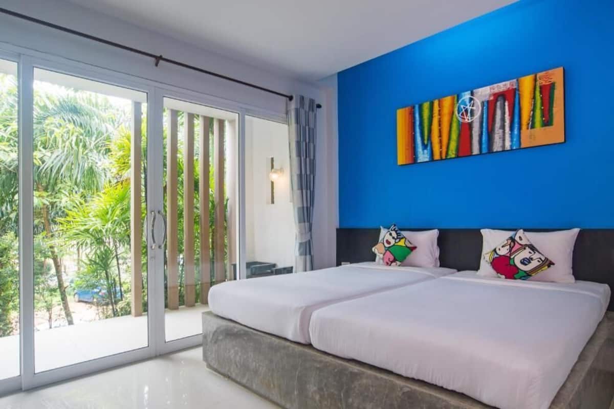 Värdeförvaringsskåp på rummet, skrivbord och mörkläggningsgardiner