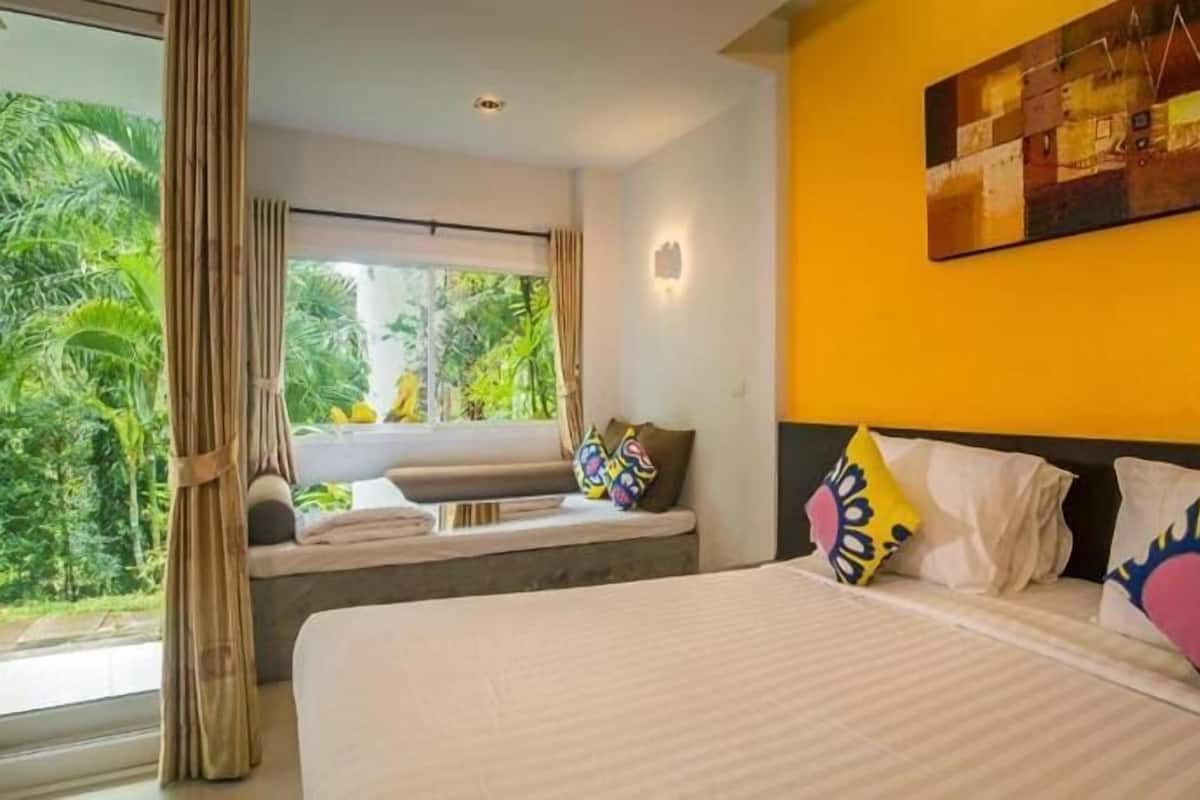 Värdeförvaringsskåp på rummet, skrivbord och mörkläggningsgardiner