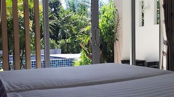 Deluxe Pool View Twin | Caja de seguridad en la habitación, escritorio y cortinas blackout