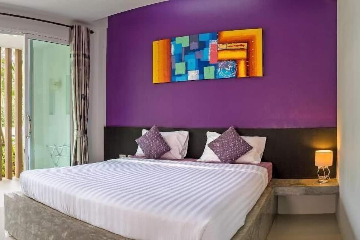 Värdeförvaringsskåp på rummet, skrivbord och mörkläggningsgardiner