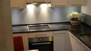 Estudio económico, 1 cama individual (Modern, eingeschränkter Blick) | Cocina privada | Frigorífico, horno, placa de cocina y hervidor eléctrico