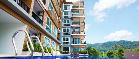 Alberca al aire libre y camastros