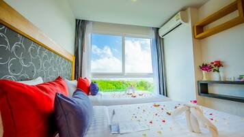 Deluxe Studio with Balcony Room | Premium bedding, minibar, in-room safe, desk