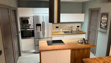 Grand réfrigérateur, micro-ondes, plaque de cuisson, lave-vaisselle