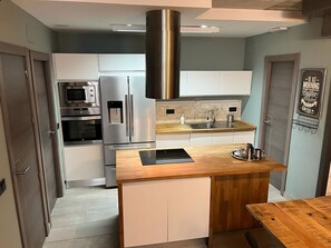 Grand réfrigérateur, micro-ondes, plaque de cuisson, lave-vaisselle